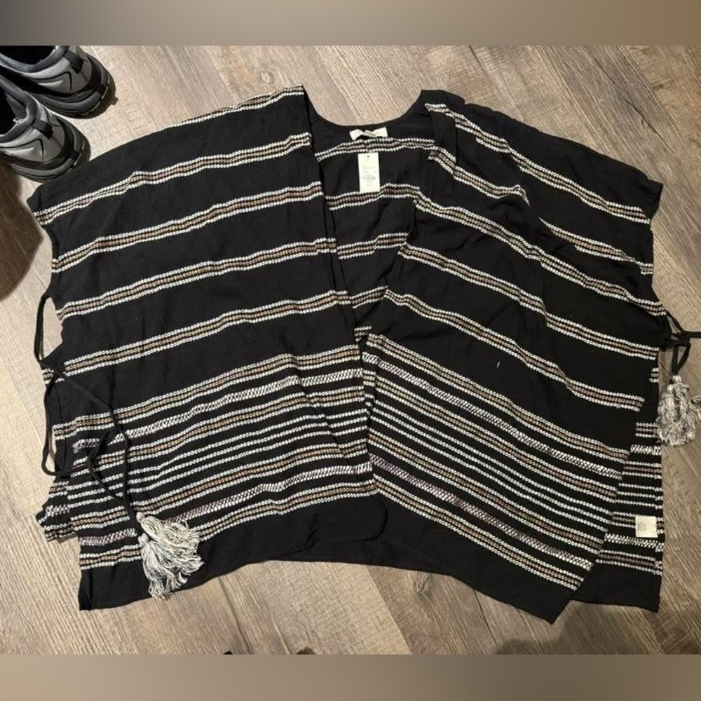 Francesca's Collections Black and White Striped kimono style